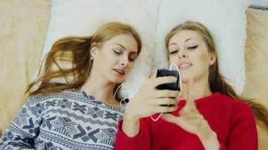 İki çekici kız arkadaşlarıyla telefonla iletişim.