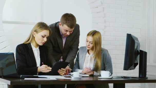 Equipo de negocios en el trabajo, en el fondo de la ventana redonda — Vídeos de Stock