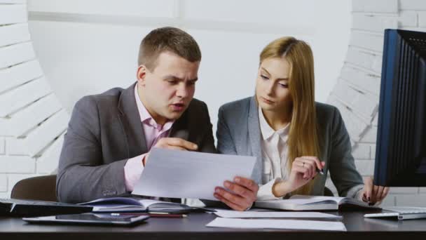 Femme d'affaires et homme d'affaires travaillant dans le bureau — Video