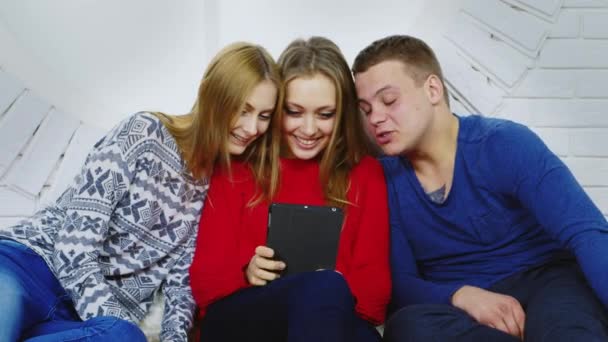 Três jovens conversando com o tablet — Vídeo de Stock