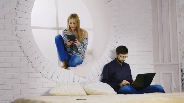 Hombre y mujer trabajando con gadgets en casa — Vídeo de stock