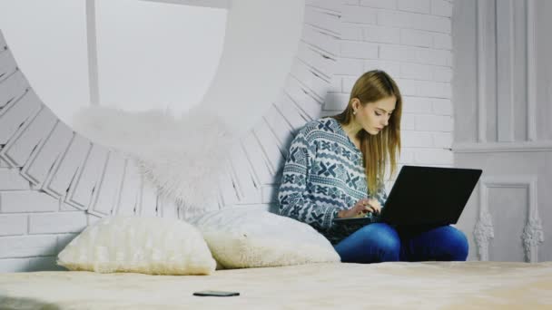 Confort en el hogar y la tecnología - una chica con un ordenador portátil — Vídeo de stock