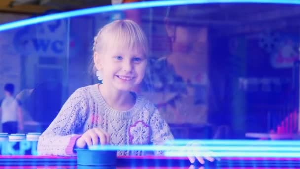 Boldog gyermekkor és játékok — Stock videók