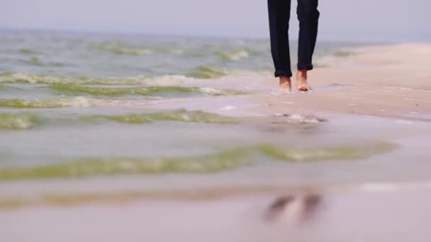 El hombre en pantalones camina sobre el agua — Vídeo de stock