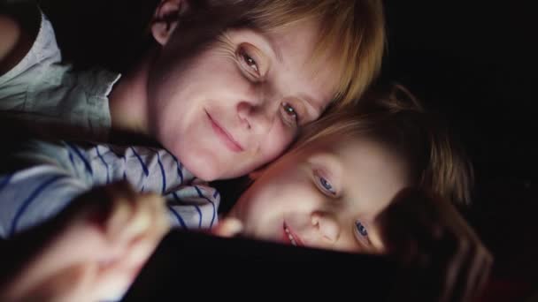 Mamá con una chica rubia disfrutando de almohadilla — Vídeo de stock