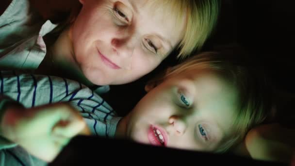 Happy childhood - mother and daughter playing together — Stock Video