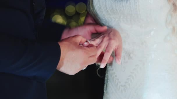 La sposa indossa una fede nuziale sullo sposo — Video Stock