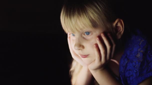 Niña se ve de dibujos animados en el portátil — Vídeo de stock