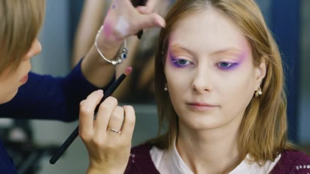 Beauty Salon. Vrouwen van toepassing zijn make-up — Stockvideo