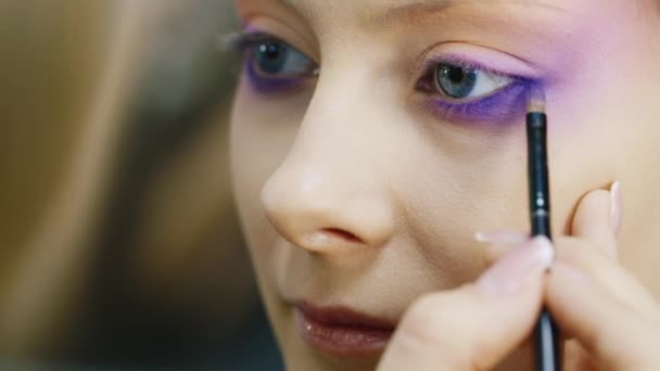 Porträt einer Frau, die Make-up macht — Stockvideo