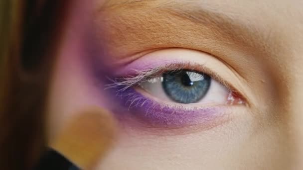 Maquillaje mujer de ojos azules — Vídeos de Stock