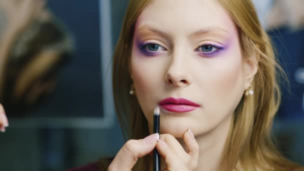 Hermosa joven en un salón de belleza — Vídeos de Stock