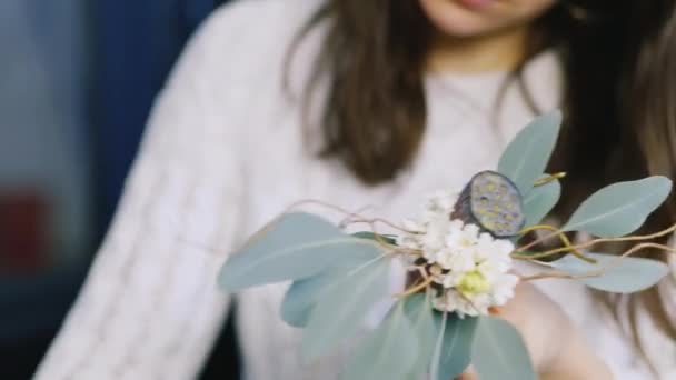 Bloemist maakt de samenstelling van de lotusbloemen — Stockvideo