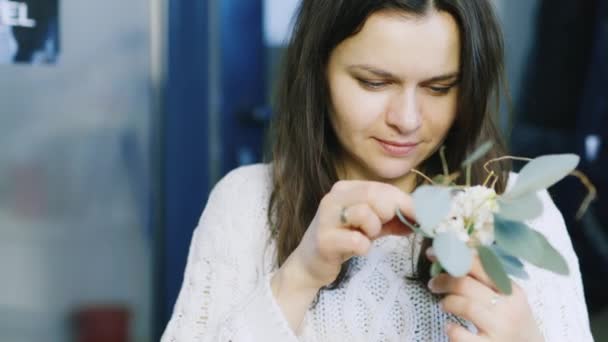 Florista faz a composição das flores de lótus — Vídeo de Stock
