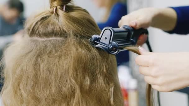 Peluqueros da forma al cabello — Vídeo de stock