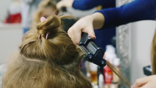 Fryzjerów pracujących z kobietami włosów — Wideo stockowe