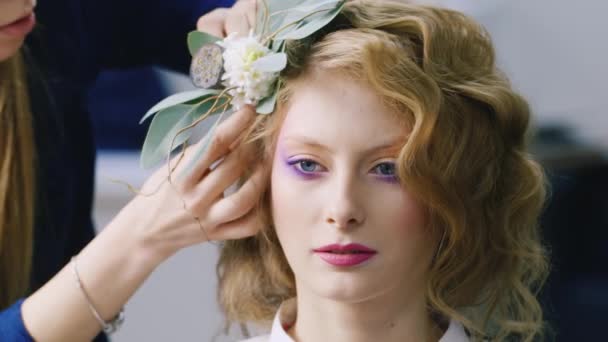 Jovem mulher fazendo seu cabelo com uma flor — Vídeo de Stock