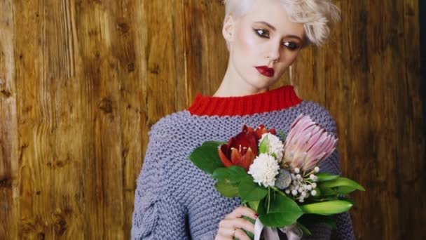 Retrato de uma menina com um buquê de flores exóticas — Vídeo de Stock