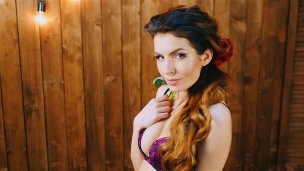 Sexy bruneta pózuje pro fotoaparát — Stock video
