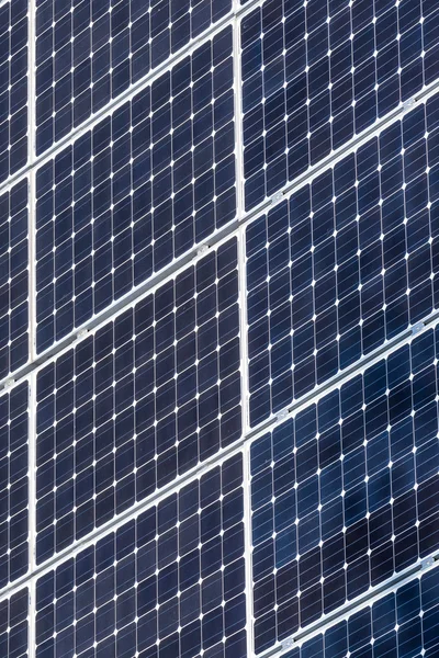 Energía solar que produce electricidad del sol — Foto de Stock