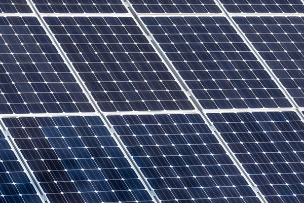 Energía solar que produce electricidad del sol — Foto de Stock
