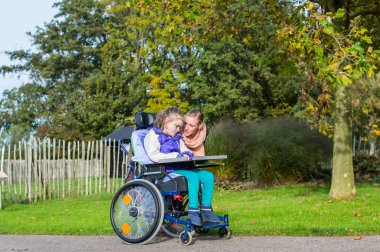 Engelli çocuk tekerlekli sandalyede