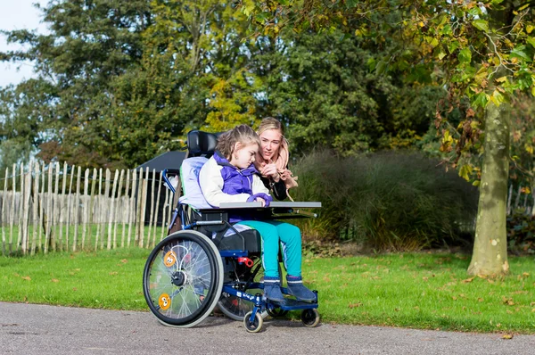 坐在轮椅上的残疾的儿童 — 图库照片