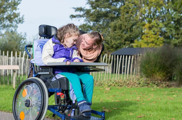 Engelli çocuk tekerlekli sandalyede — Stok fotoğraf