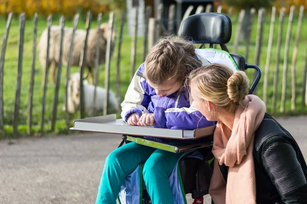 Enfant handicapé en fauteuil roulant — Photo