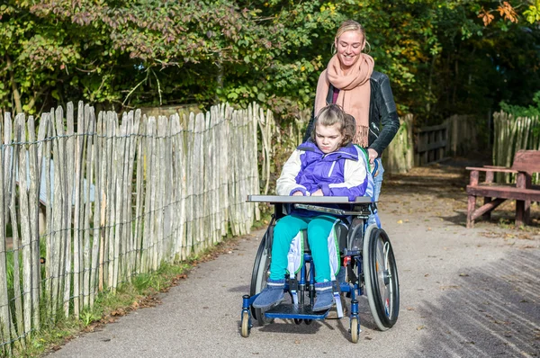 Enfant handicapé en fauteuil roulant — Photo