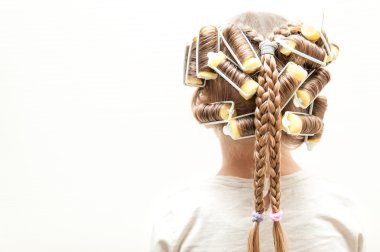 Curlers içinde genç kız