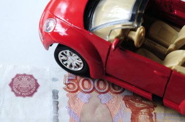 banknot ve kırmızı araba