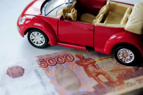 banknot ve kırmızı araba