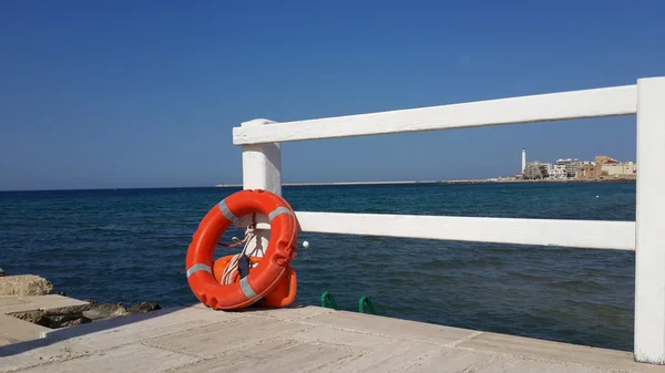 Rettungsring auf der Brücke am Meer — Stockfoto