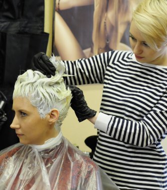 Güzellik salonunda renklendirme saç