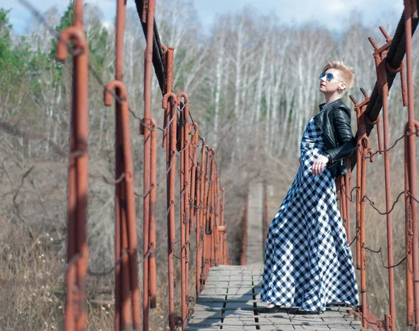 Fille sur le pont sur la rivière — Photo