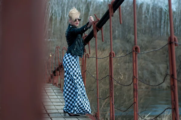 Девушка на мосту через реку — стоковое фото