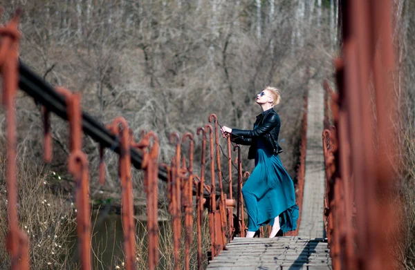 Menina na ponte sobre o rio — Fotografia de Stock