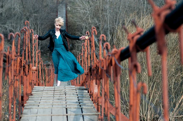 Chica en el puente sobre el río — Foto de Stock