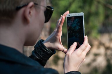 Elinde telefon olan bir kız.