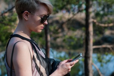 Elinde telefon olan bir kız.