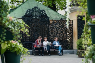 bankta oturan üç kadın arkadaş