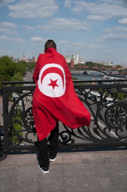 Tunus'un ulusal bayrak giymiş insanlar