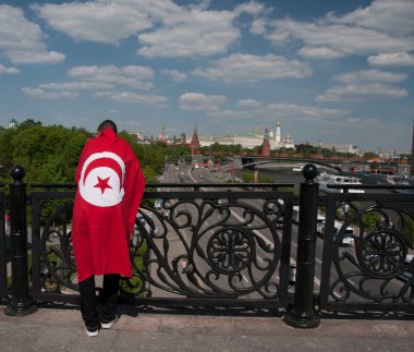 Tunus'un ulusal bayrak giymiş insanlar