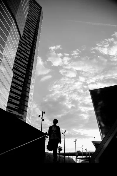 Девушка на фоне небоскребов и неба — стоковое фото