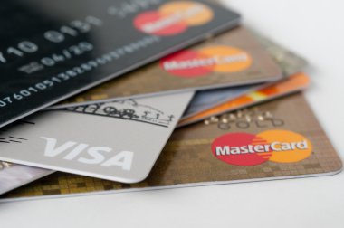 Beyaz bir arka plan üzerinde kredi kartı Visa ve Master Card