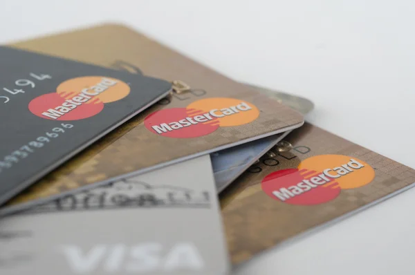 Кредитні картки Visa і Master Card на білому фоні — стокове фото