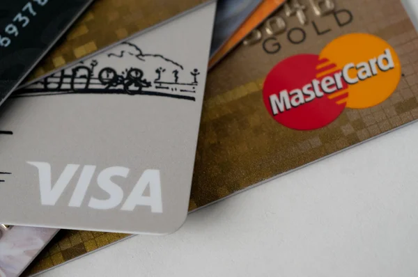 Кредитні картки Visa і Master Card на білому фоні — стокове фото