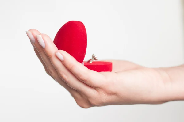 Caja de regalo con un anillo en la mano —  Fotos de Stock