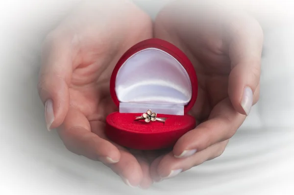 Gift box met een ring in de hand — Stockfoto